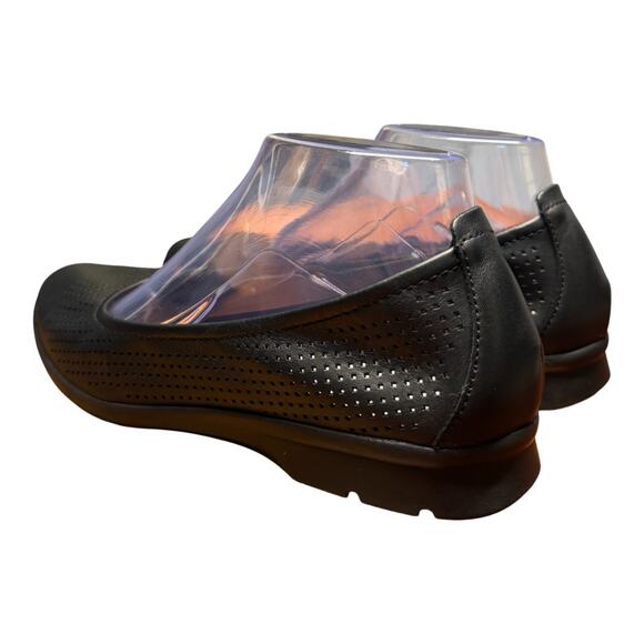 CLARKS Jenette Ease Perforated Women's 7.5 Black Leather Super Flex Ballet Flats - Picture 3 of 12